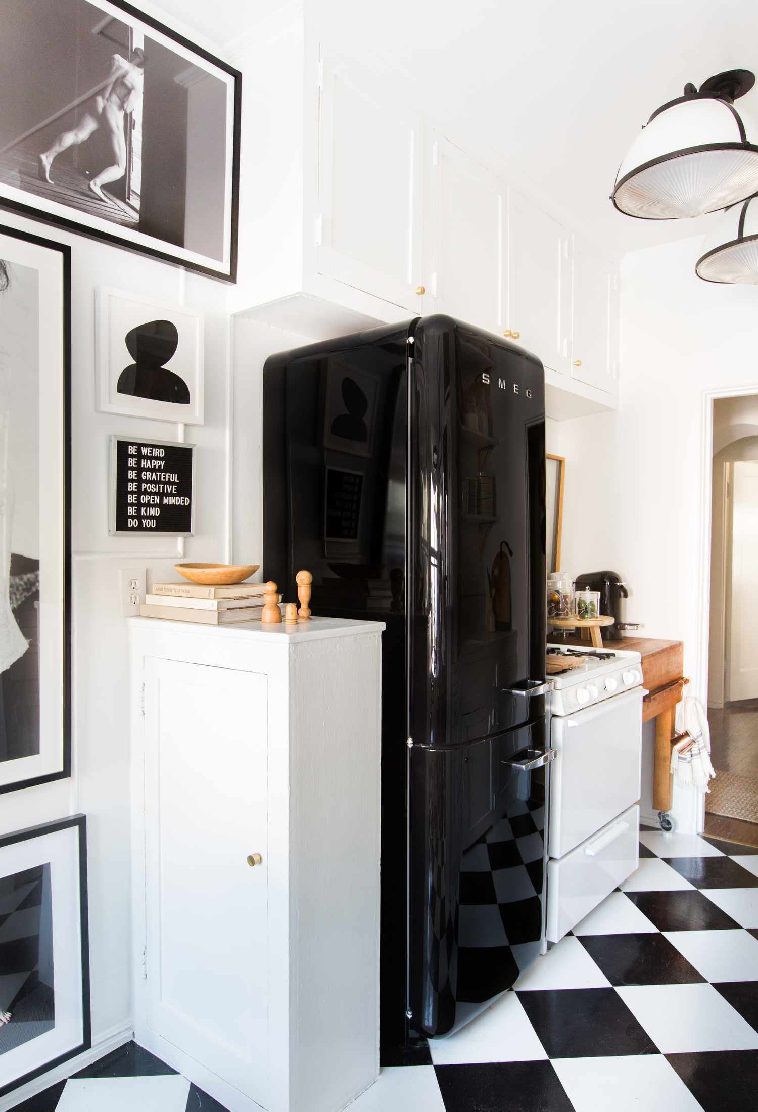 Weiße Küche mit schwarzem Kühlschrank im Retro-Stil