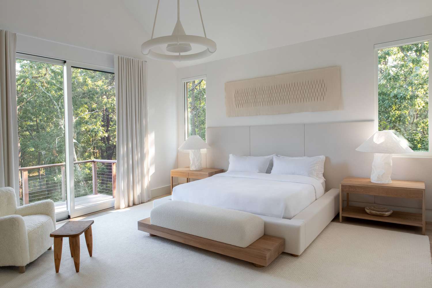 minimalistisches Schlafzimmer mit Teppichboden