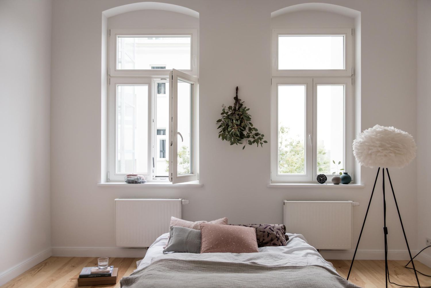 Minimalistisches Schlafzimmer mit Bett auf dem Boden