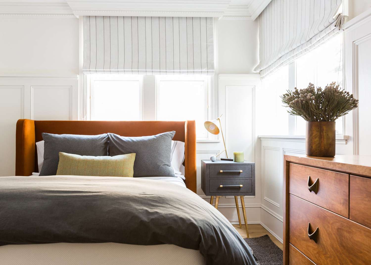 warmes minimalistisches Schlafzimmer