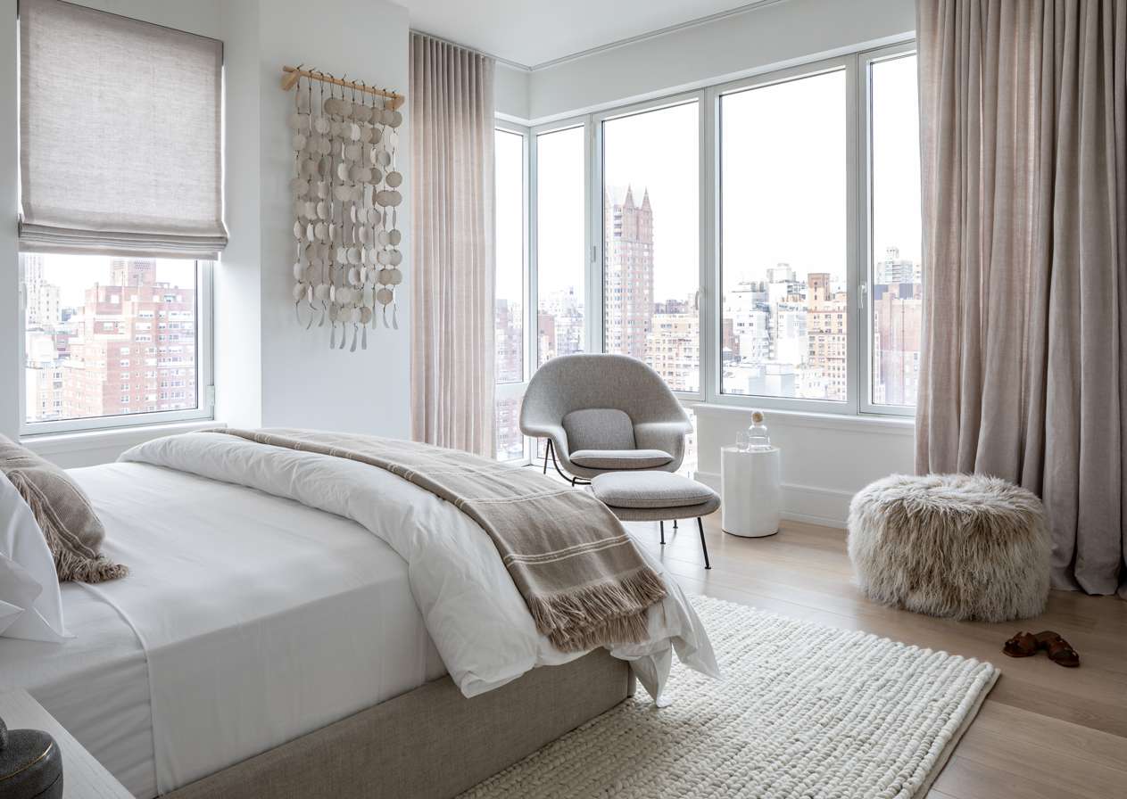 Minimalistisches Schlafzimmer in Beige und Weiß