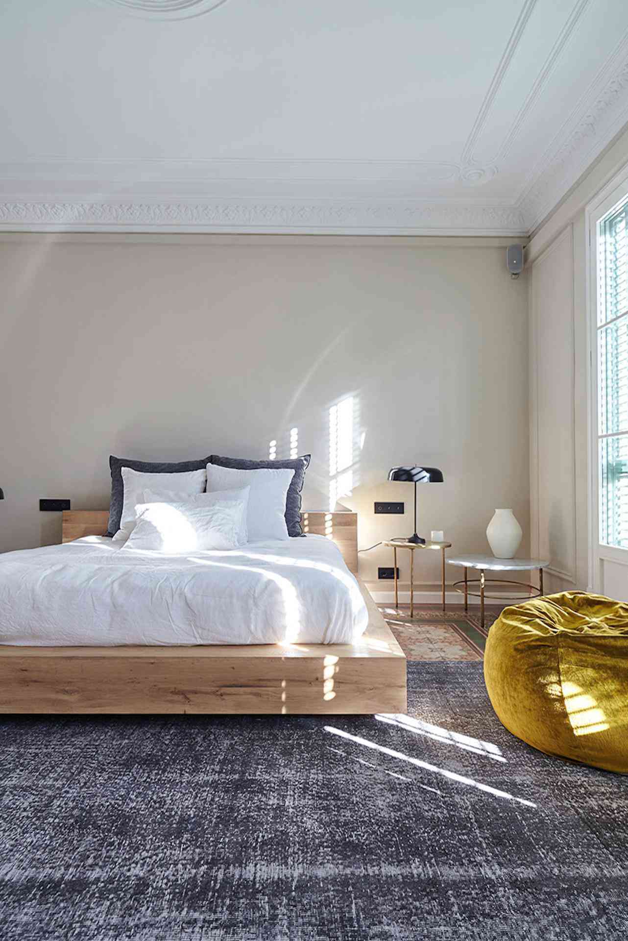 minimalistisches schlafzimmer mit plattformbett