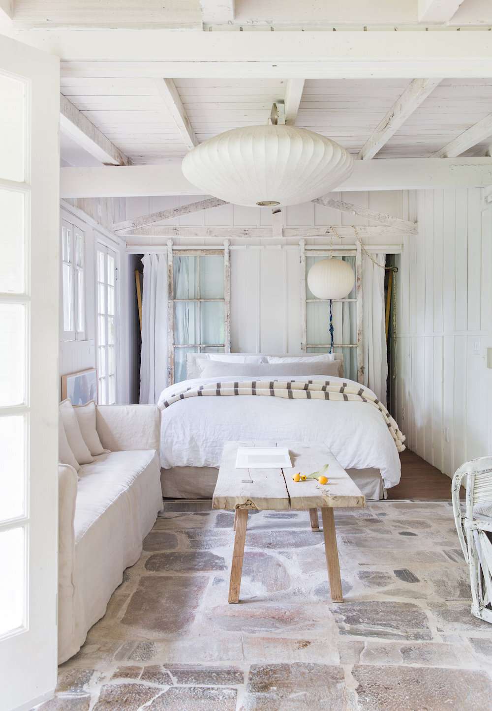 Minimalistisches Schlafzimmer im Vintage-Stil