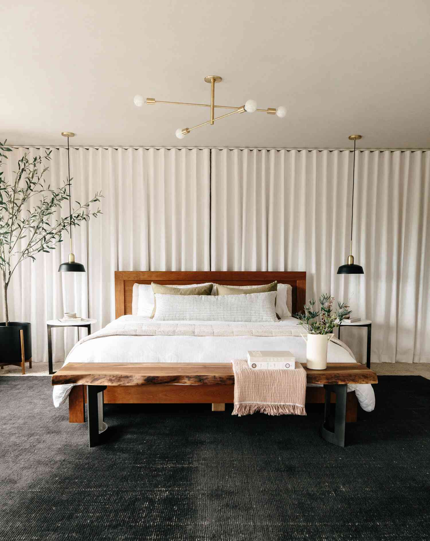 neutrales minimalistisches Schlafzimmer