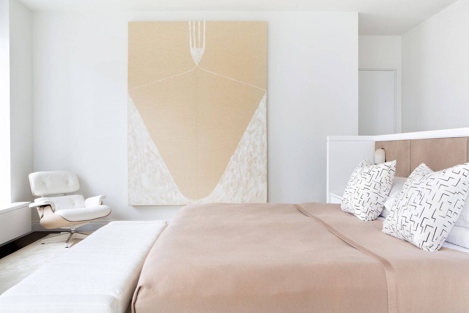 Minimalistisches Schlafzimmer mit übergroßer Wandkunst