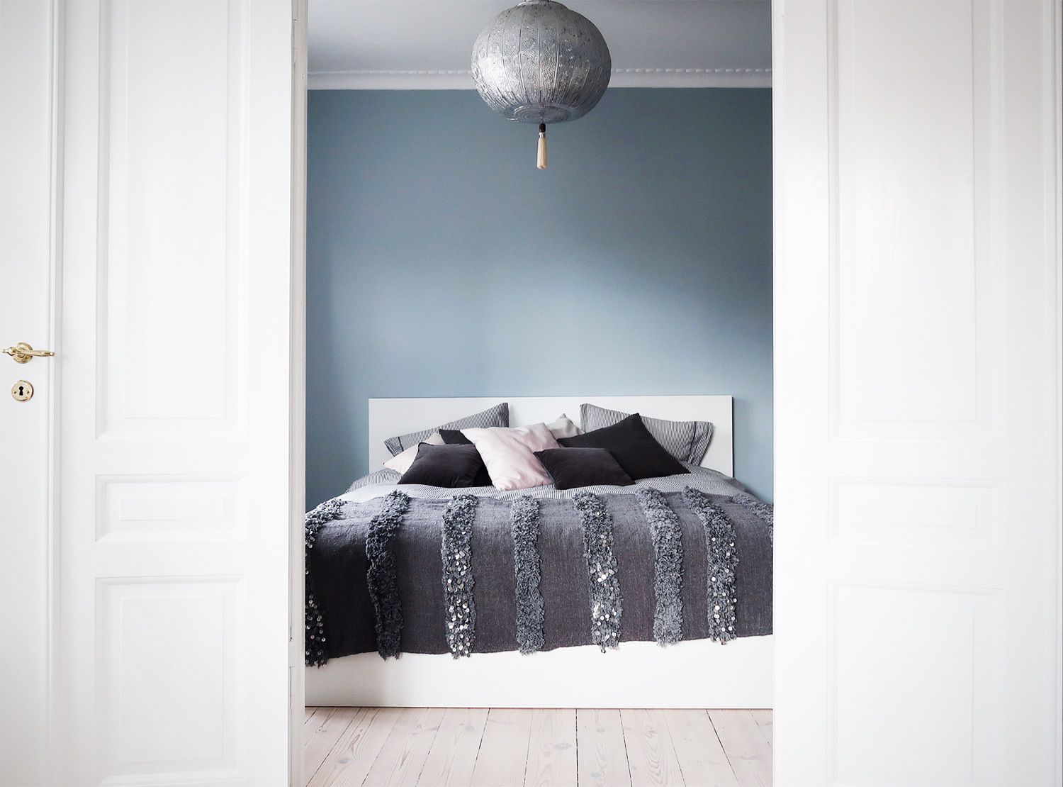 graues minimalistisches Schlafzimmer