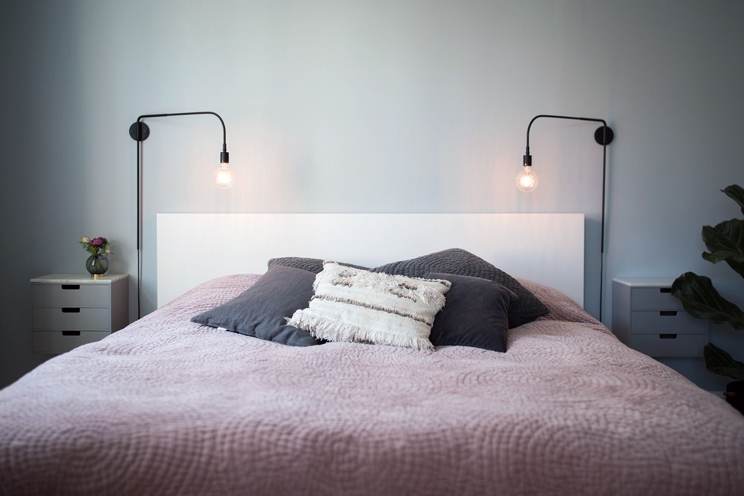 Minimalistisches Schlafzimmer in Rosa und Grau