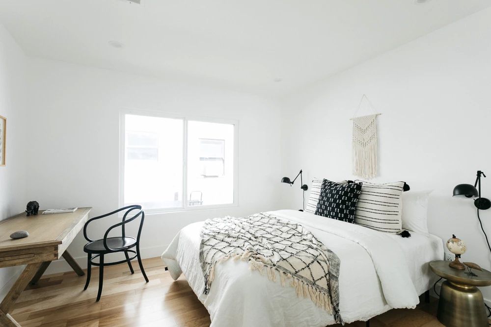 Minimalistisches Schlafzimmer mit schwarzen Akzenten
