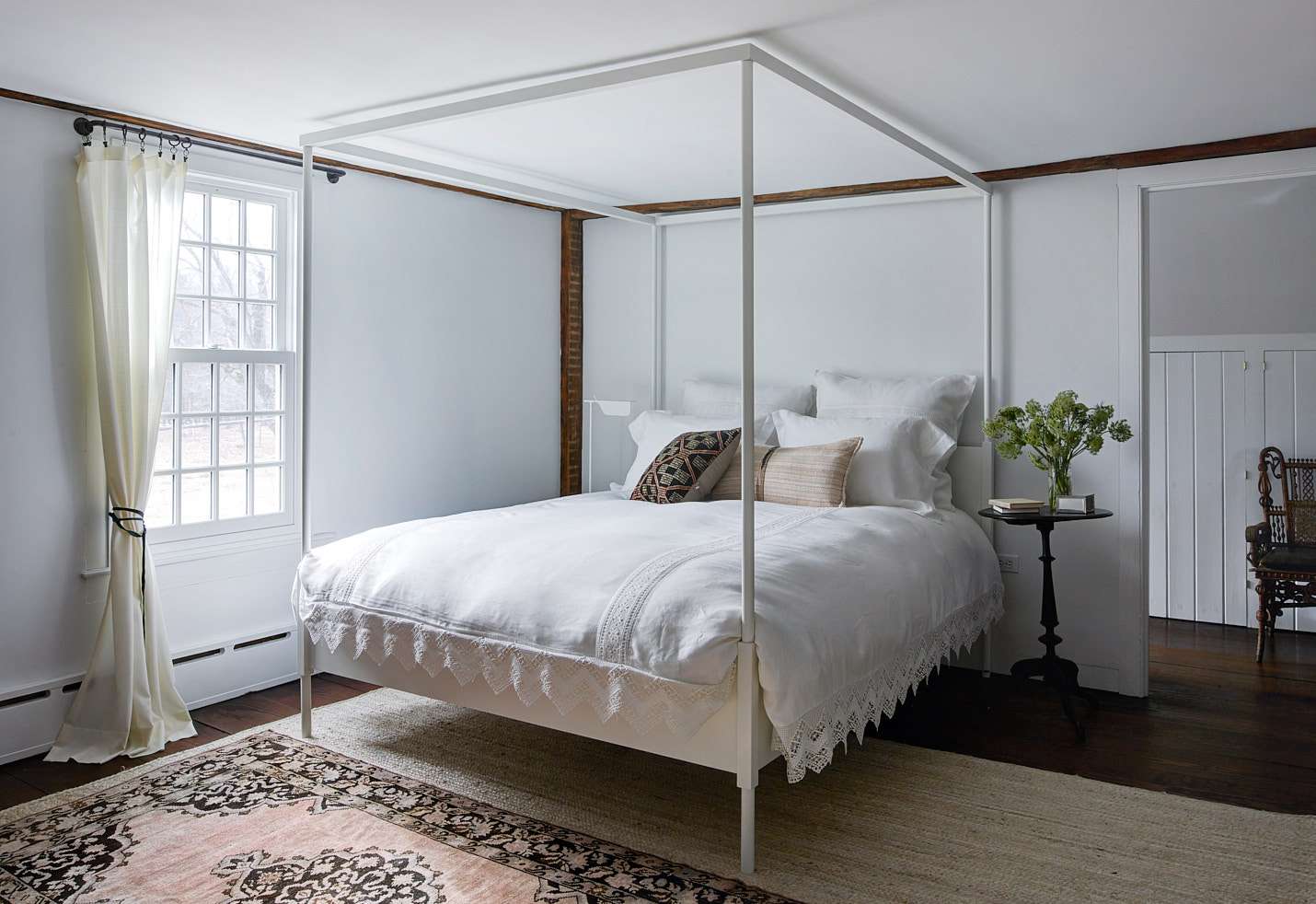 Minimalistisches Schlafzimmer mit Antiquitäten