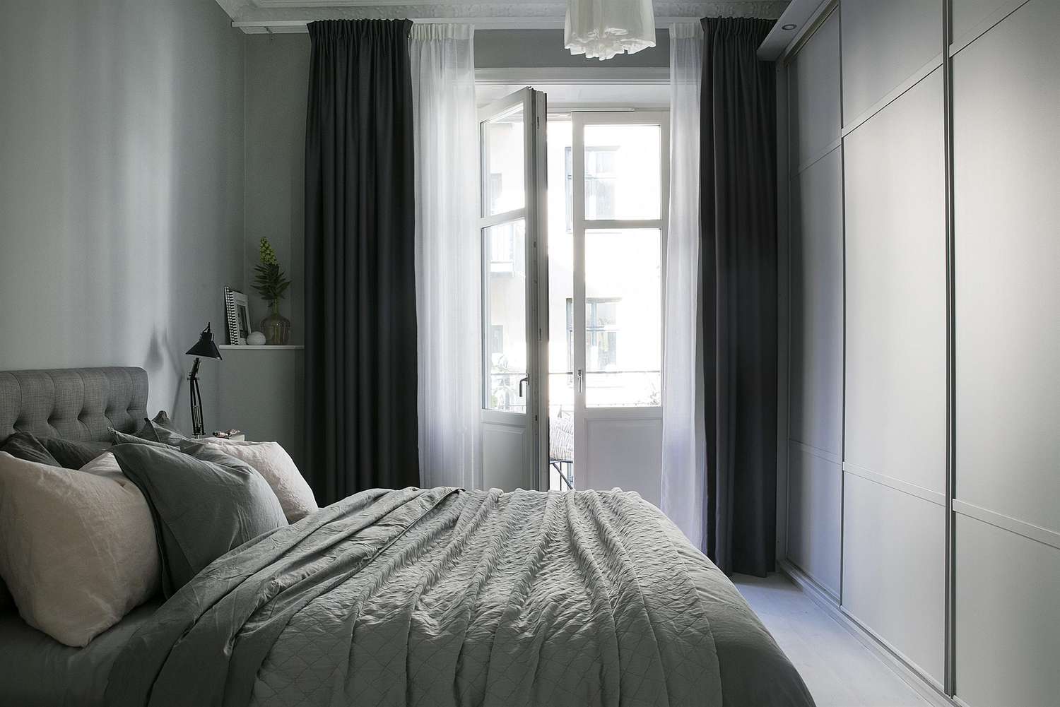 Minimalistisches Schlafzimmer