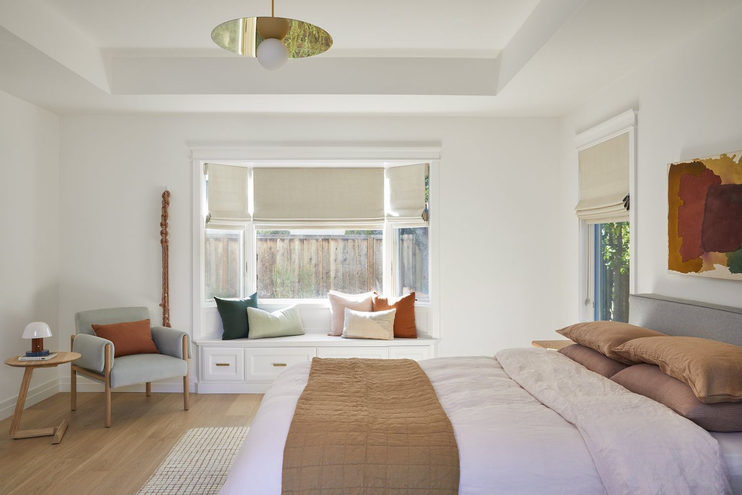 farbenfrohes minimalistisches Schlafzimmer