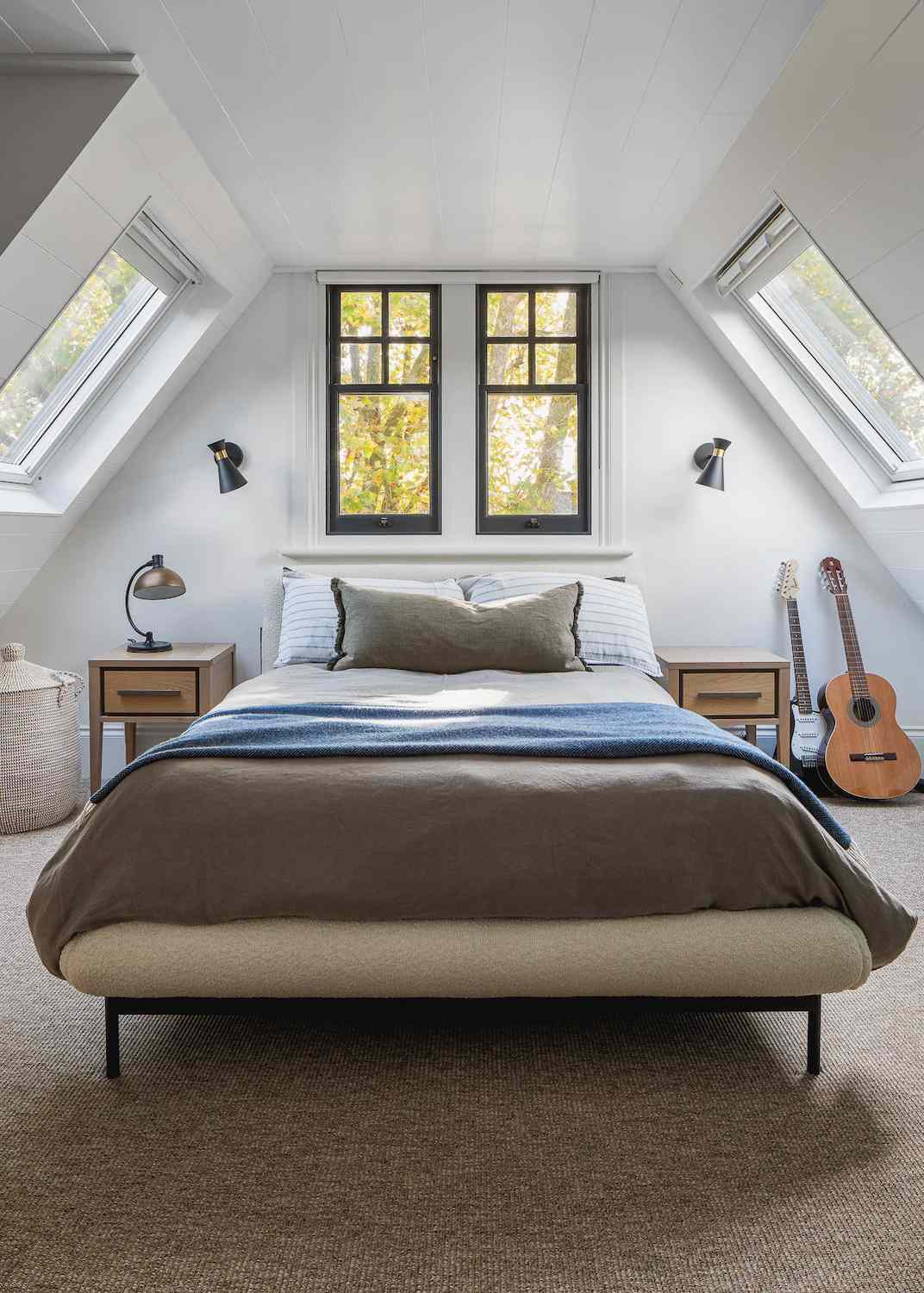 Minimalistisches Schlafzimmer im Dachgeschoss