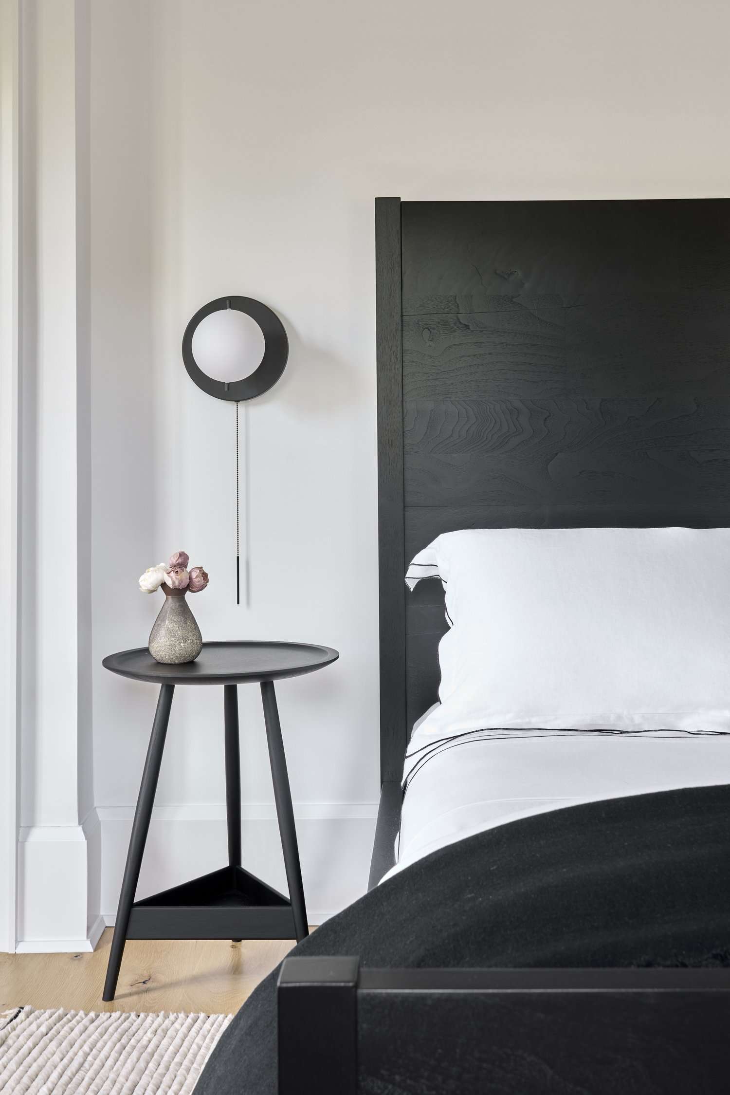 Minimalistisches Schlafzimmer mit warmen Akzenten