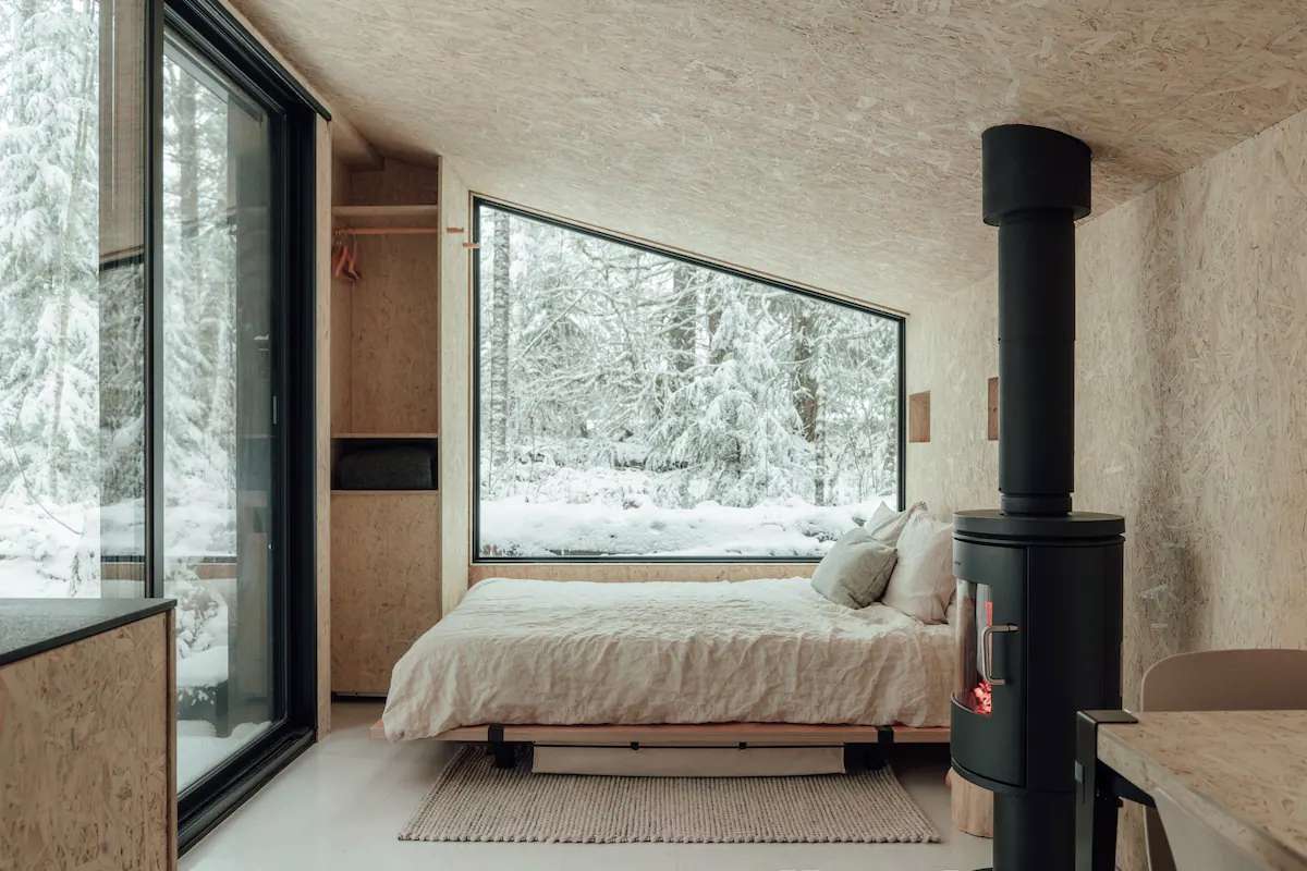 Gemütliches minimalistisches Kabinen-Schlafzimmer 