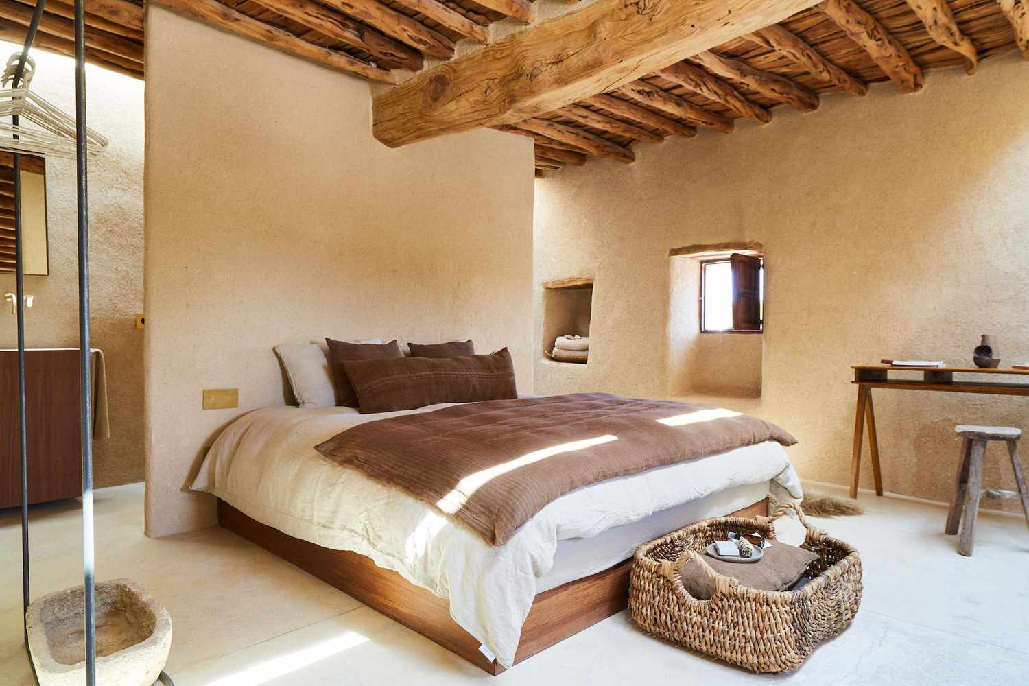 Warmes minimalistisches Schlafzimmer