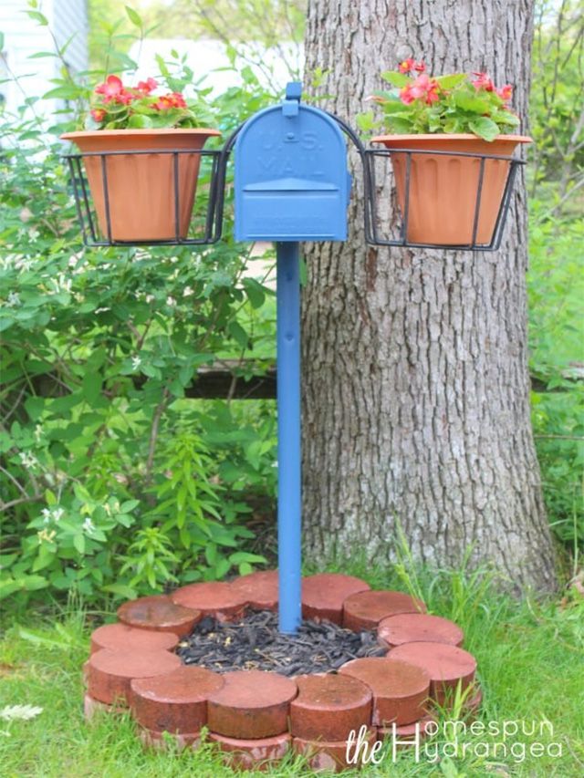 Ein blauer Briefkasten mit Blumen