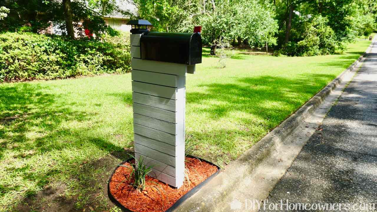 Ein moderner Briefkastenpfosten und Briefkasten