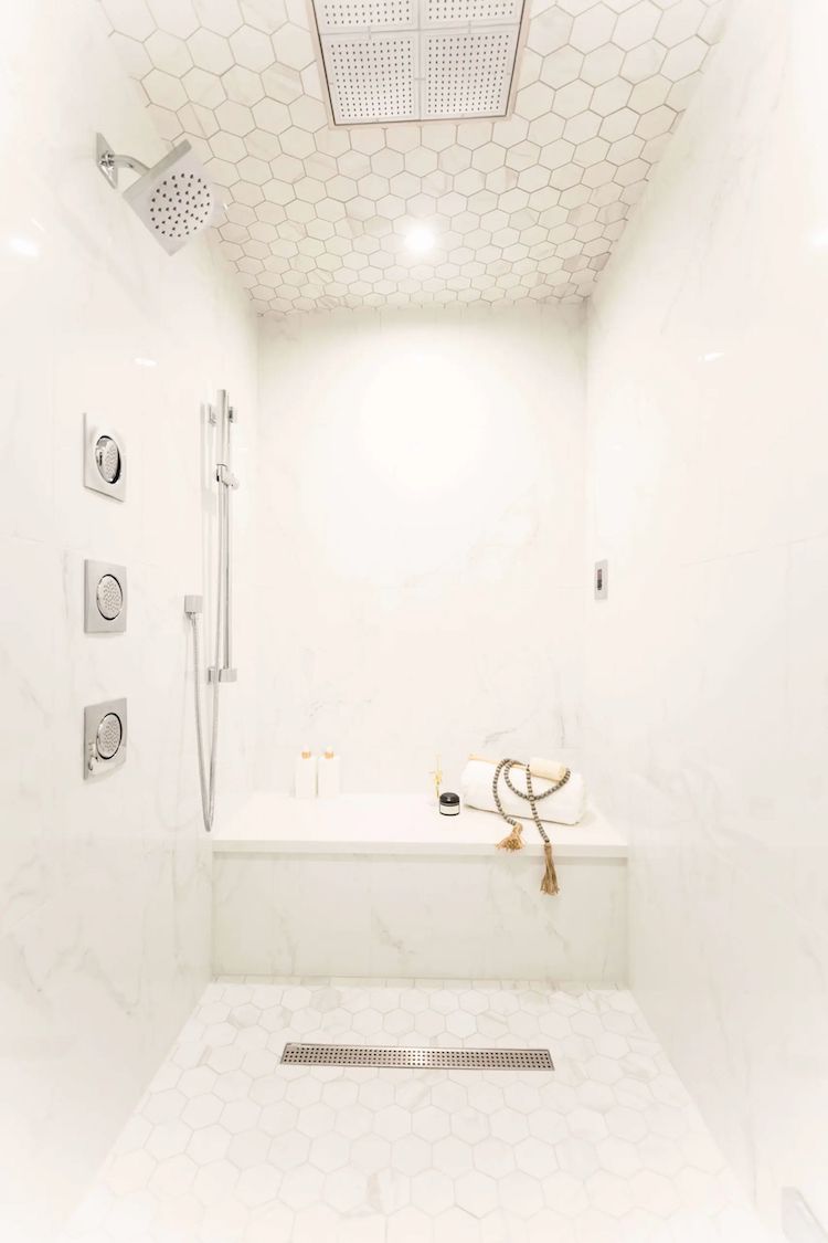 Ganz in Weiß gehaltene begehbare Dusche Ideen