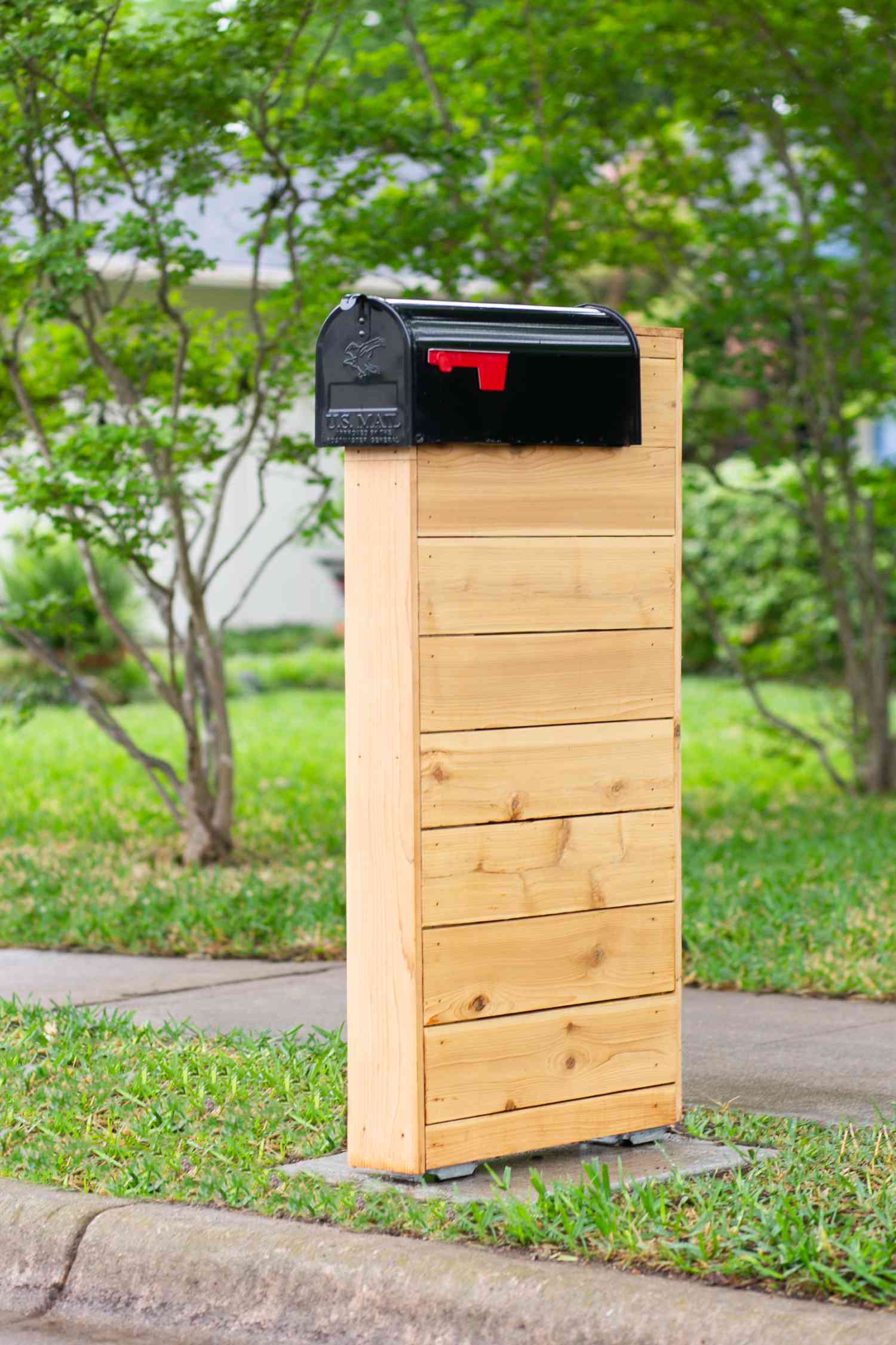 Ein Briefkastenpfosten aus Holz