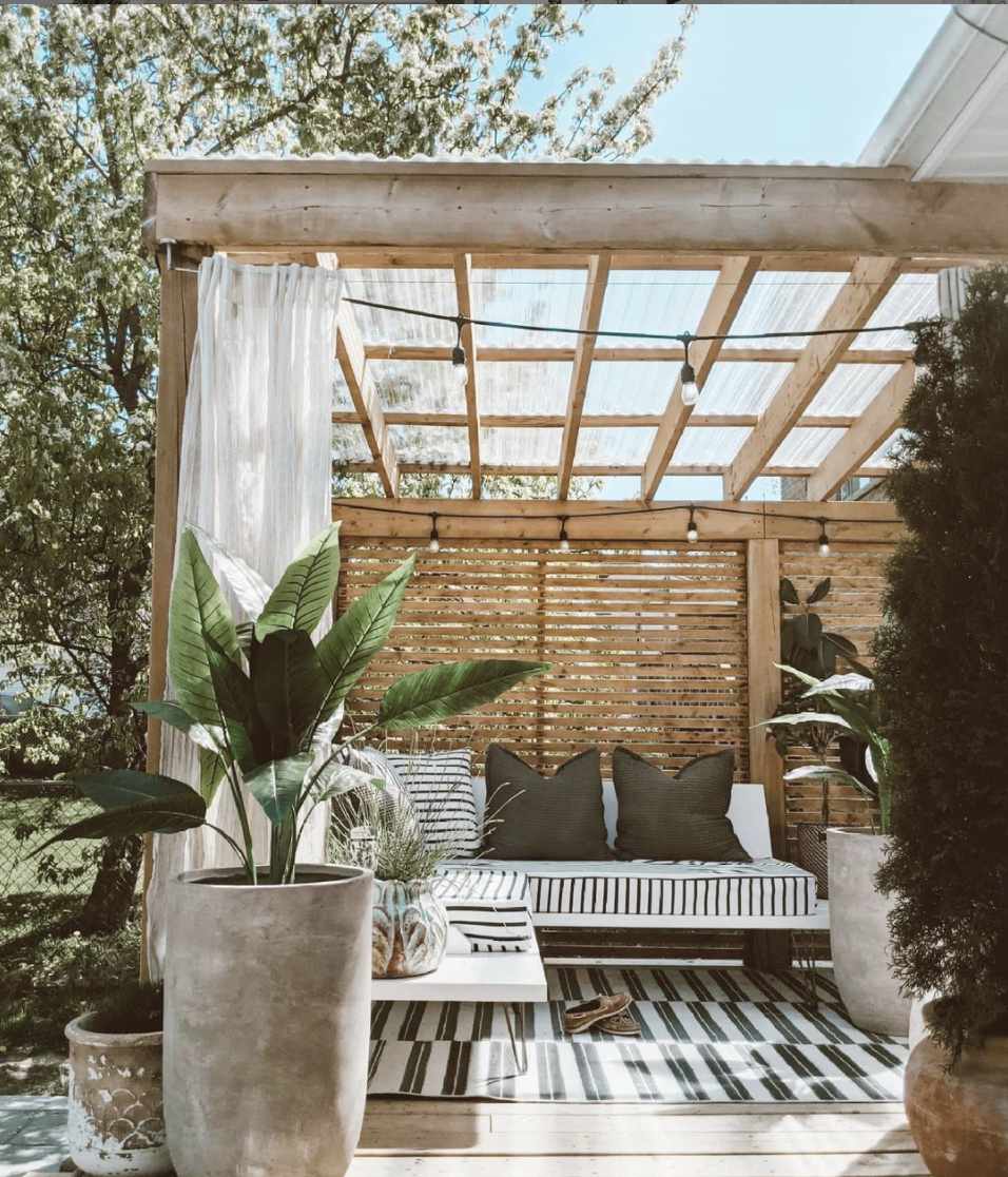 Pergola mit durchsichtigem Dach für Schatten auf der Terrasse