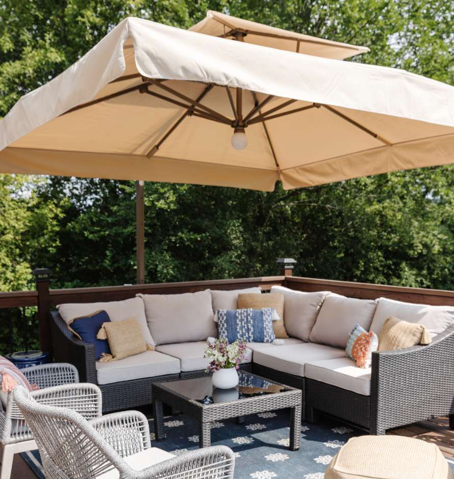 Großer Regenschirm für die Terrasse im Schatten