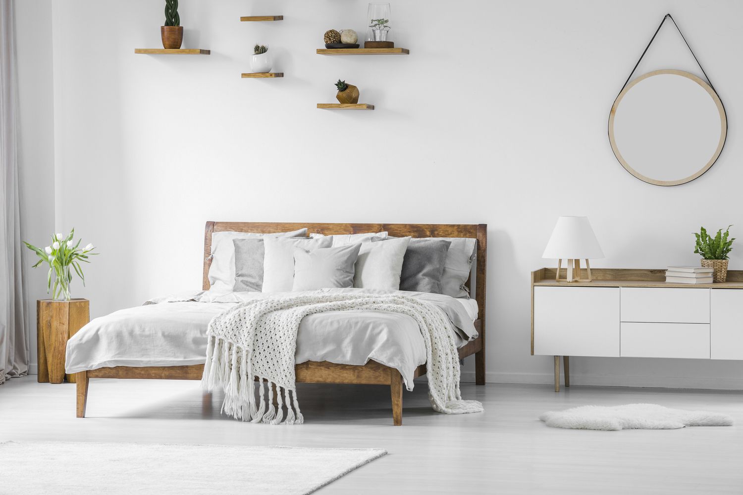 Warmes, minimalistisches Schlafzimmer