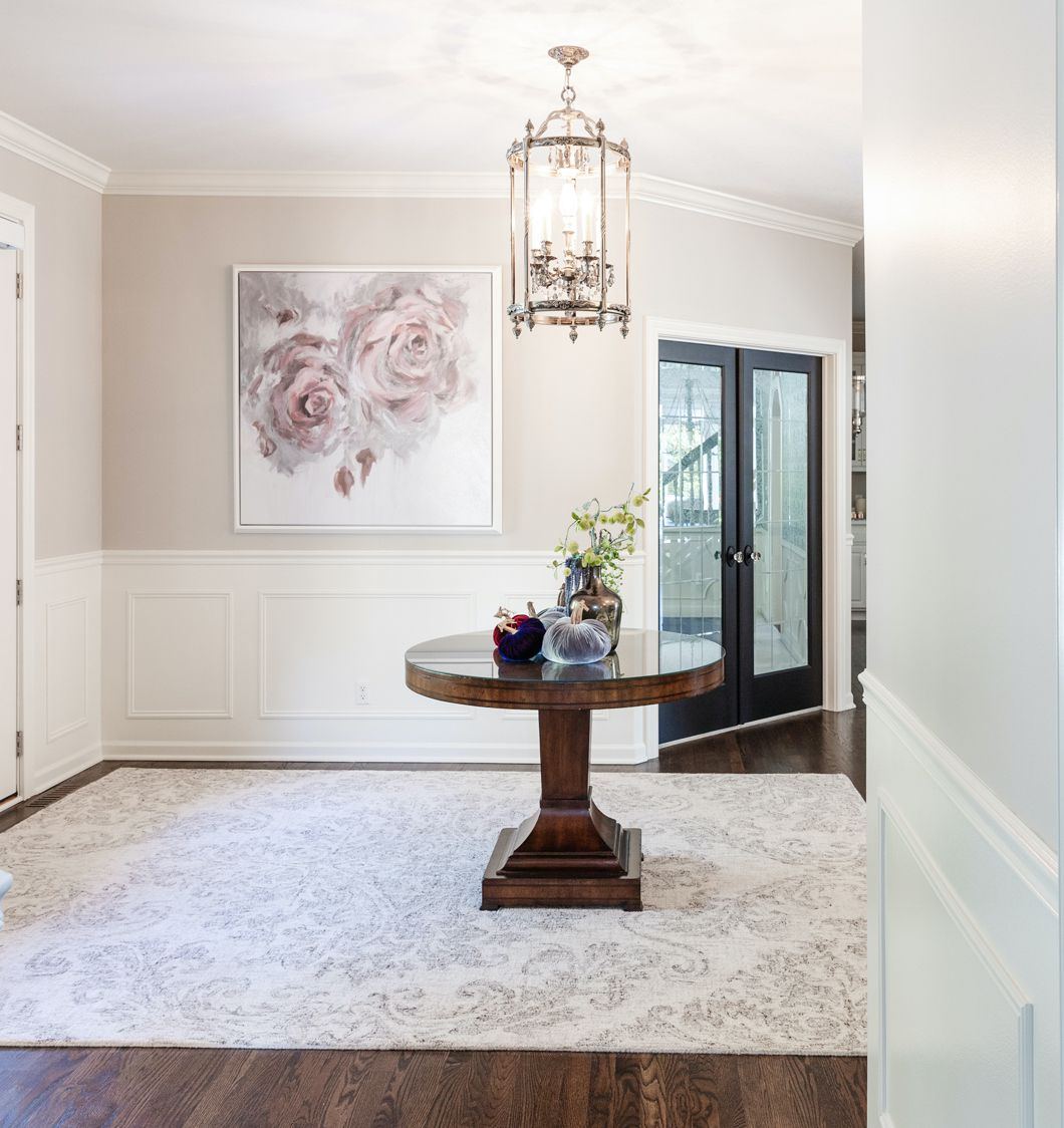 Entryway with a large chandelier.