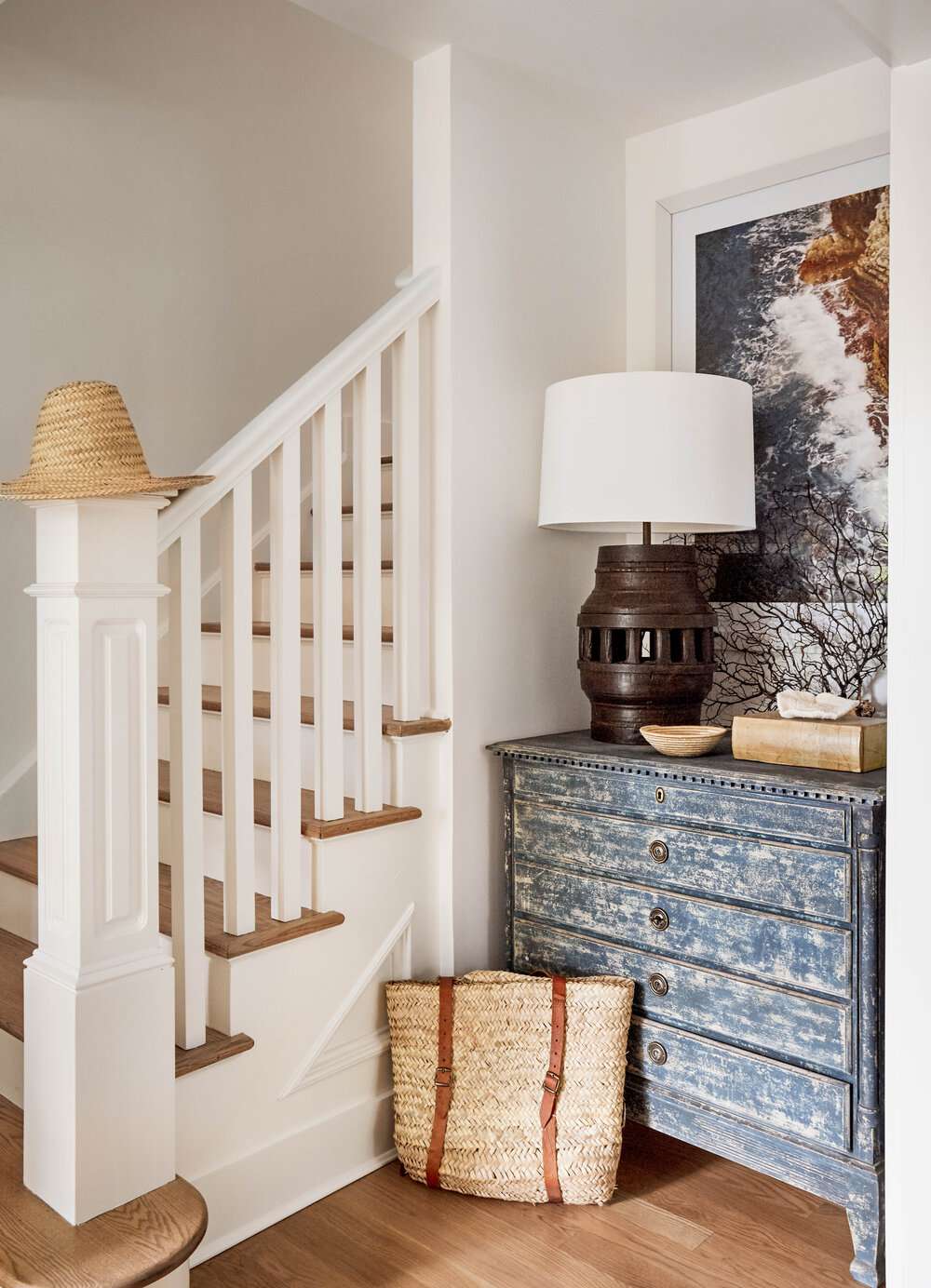 entryway with tall table lamp