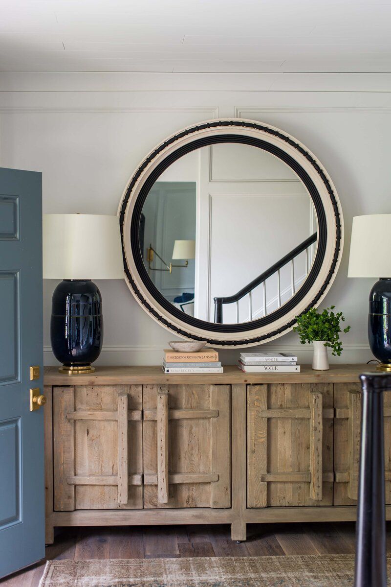 Entryway with oversized table lamps.