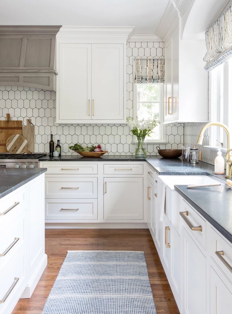 White Shaker Kitchcen -Schränke mit geometrischer Backsplash