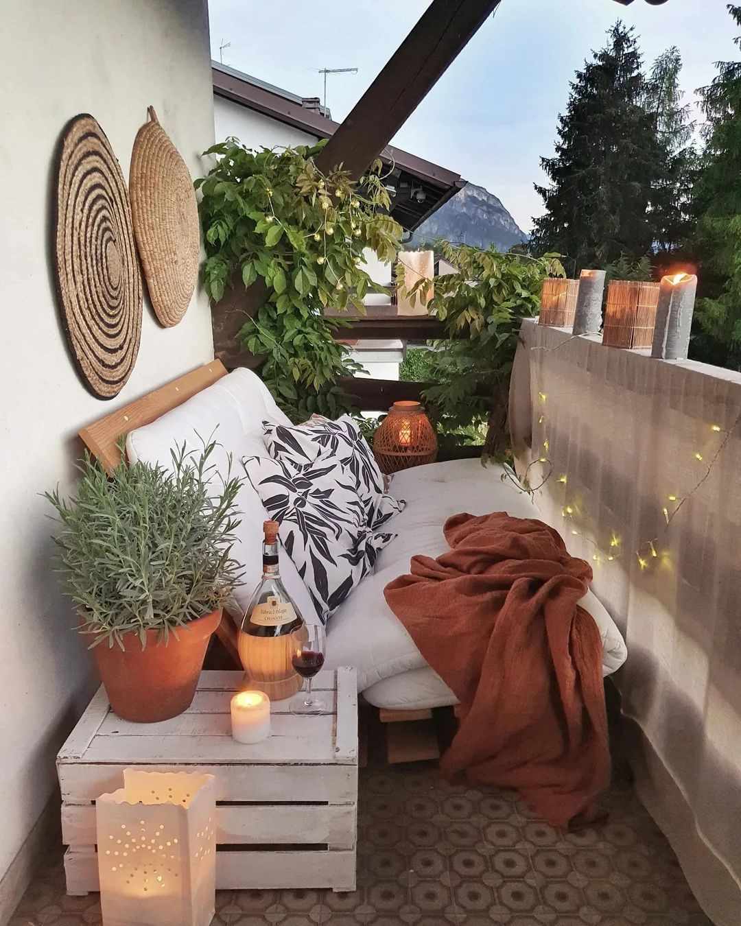 Ein Sofa im Freien auf einem kleinen Balkon