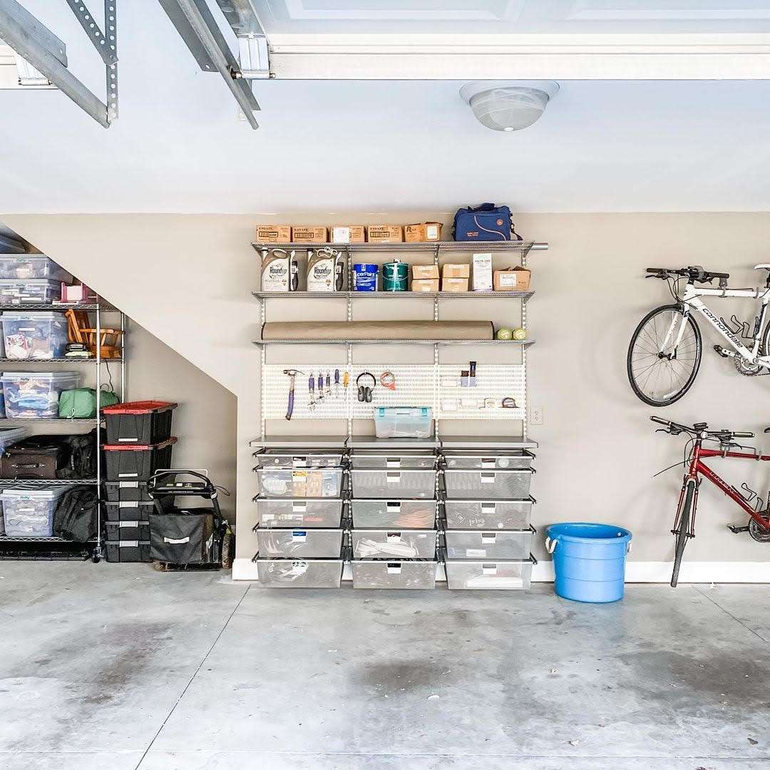 Garage mit Regalen, Schubladenaufbewahrungssystem und Fahrrädern an der Wand