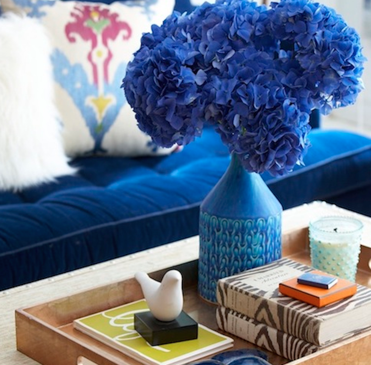 Blaue Vase mit blauen Blumen