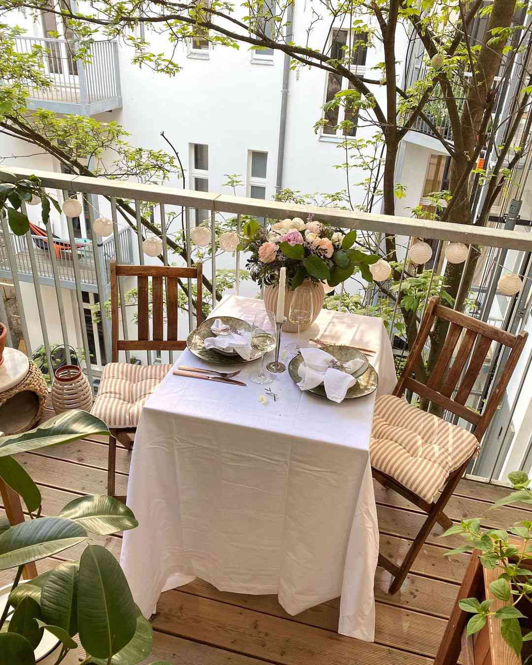 Ein gemütliches Plätzchen für zwei auf dem Balkon