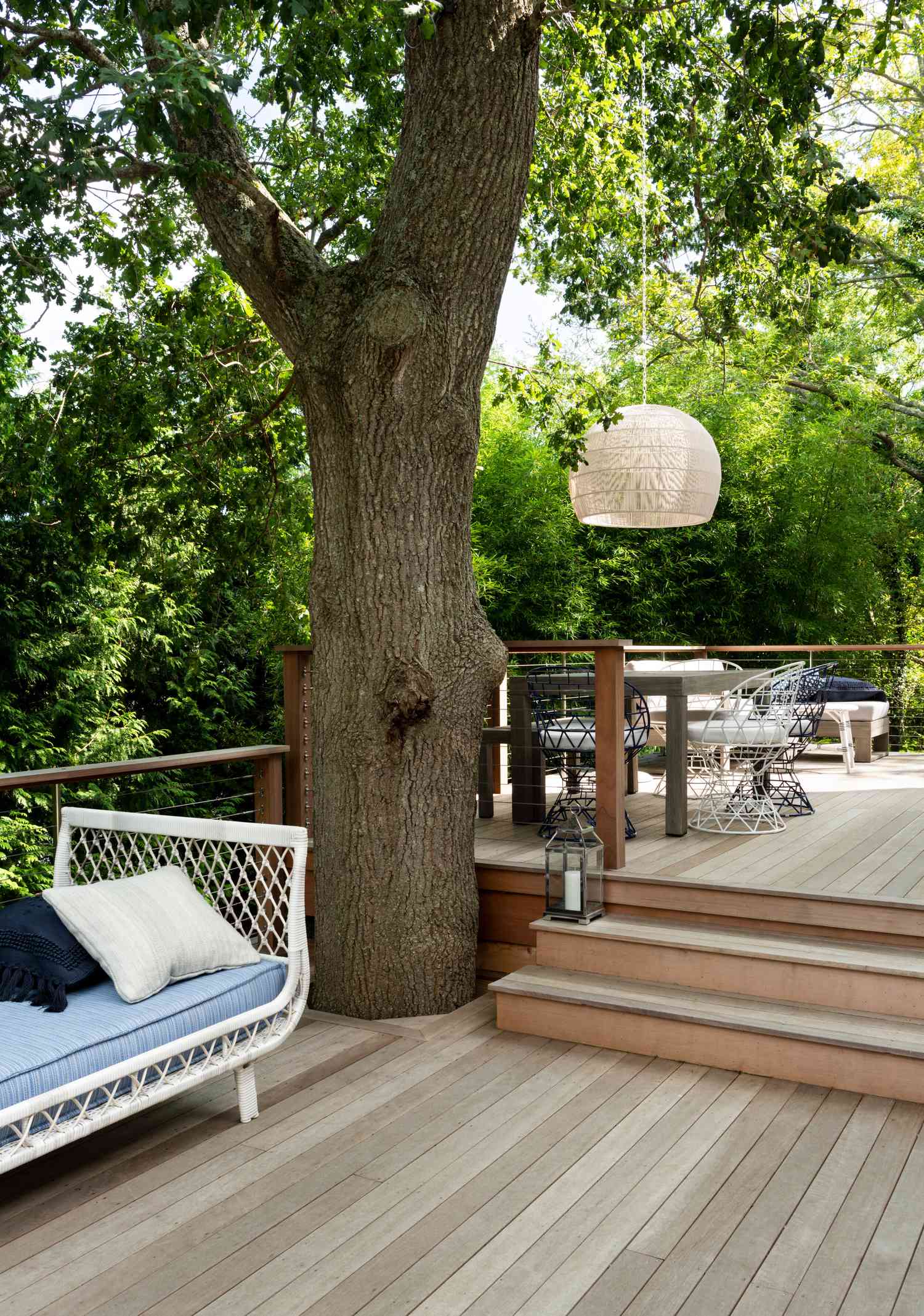 Eine zweistöckige Terrasse mit vielen Sitzgelegenheiten im Freien