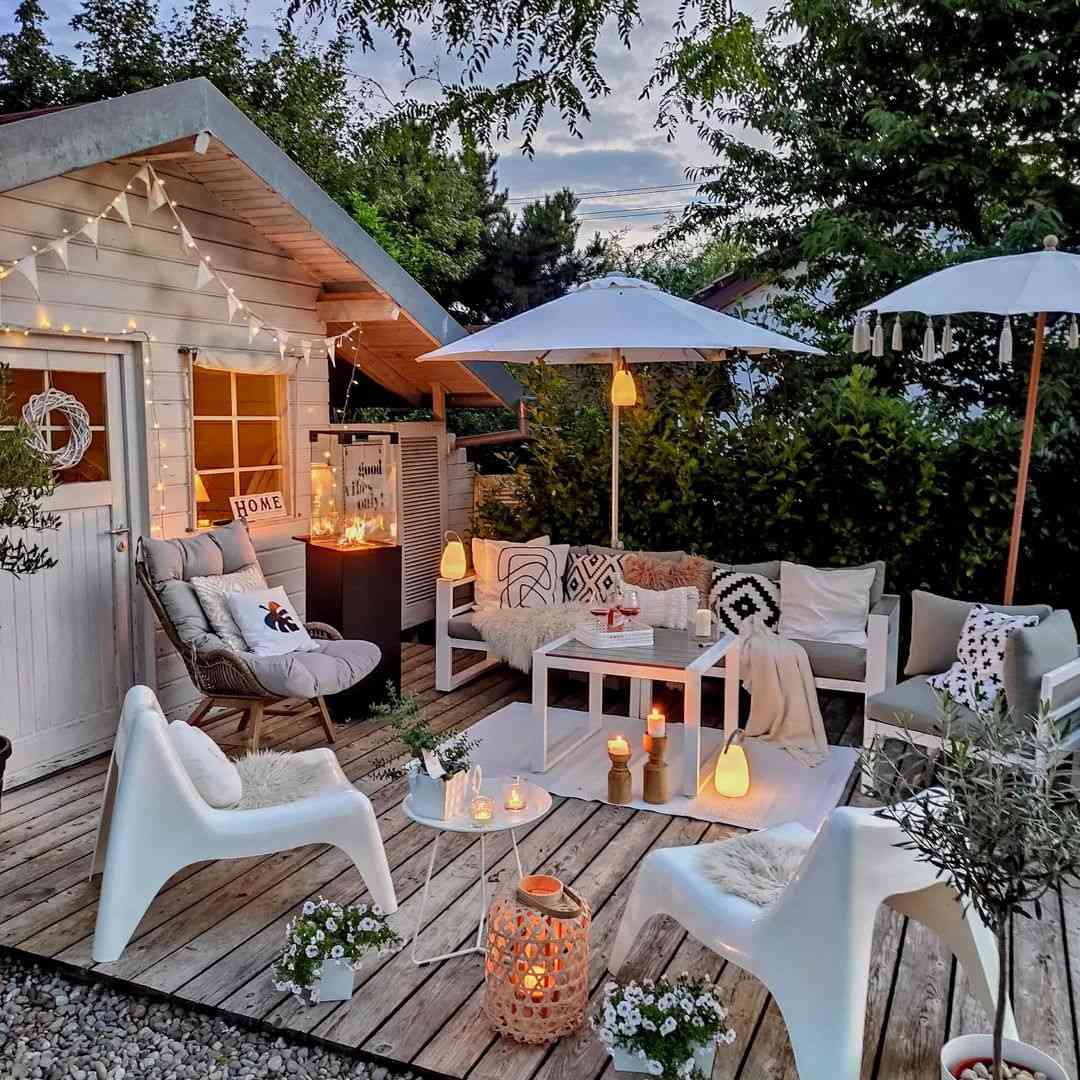 Verschiedene Sitzgelegenheiten im Freien vor einem Haus