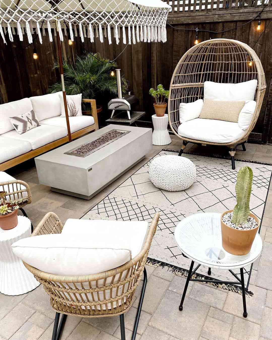 Ein Outdoor-Wohnzimmer im modernen Boho-Stil