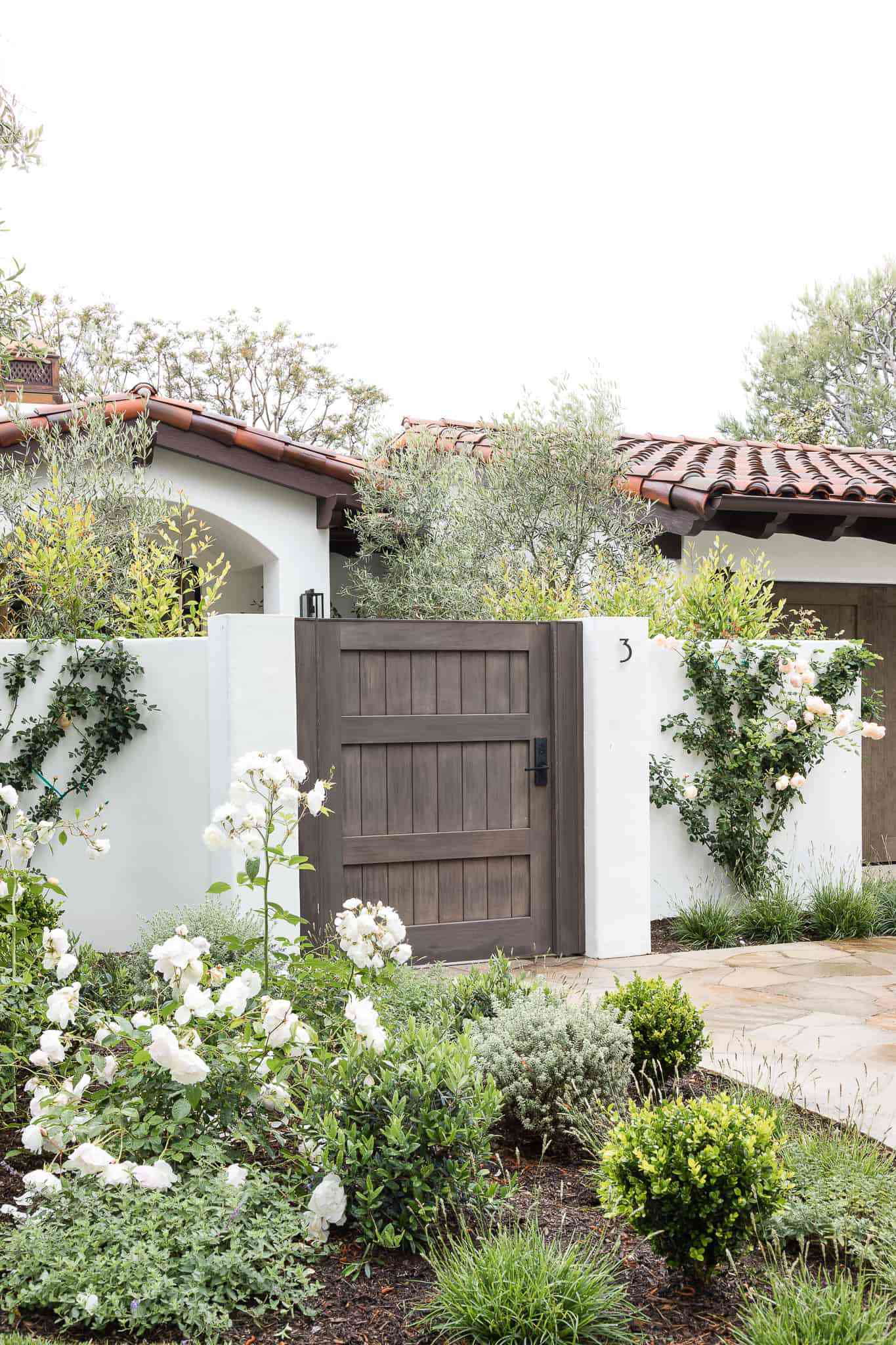 Haus im spanischen Stil mit Eingangstor