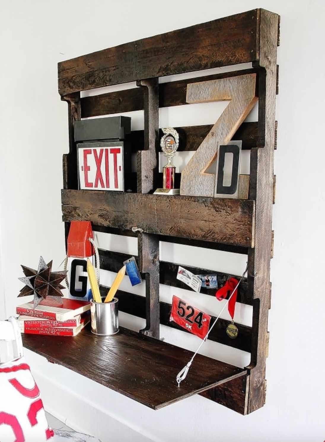 diy pallet wall desk