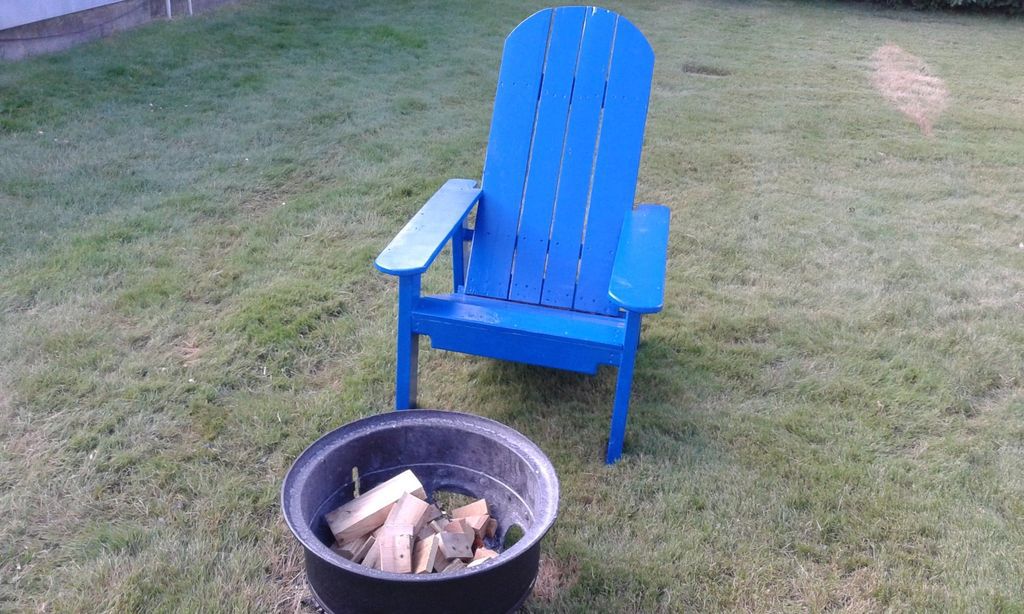 Picture of a blue pallet Adirondack chair