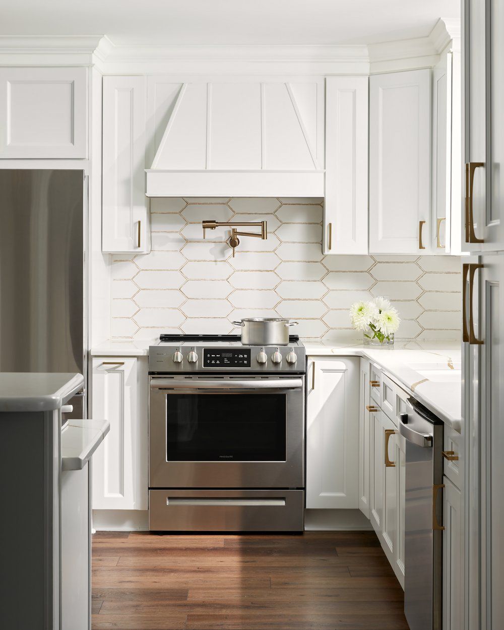 white and gold quartz kitchen countertops