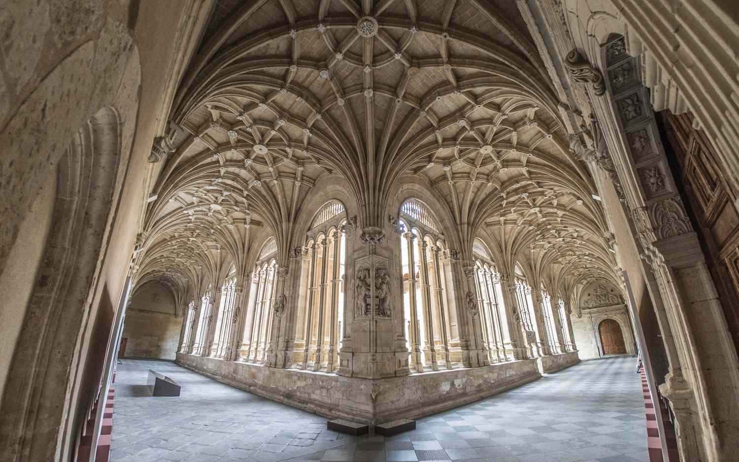 Kreuzrippengewölbe in einer gotischen Kathedrale.