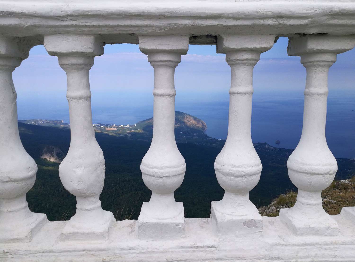 balkonbalustrade blick meerterrasse himmelblau