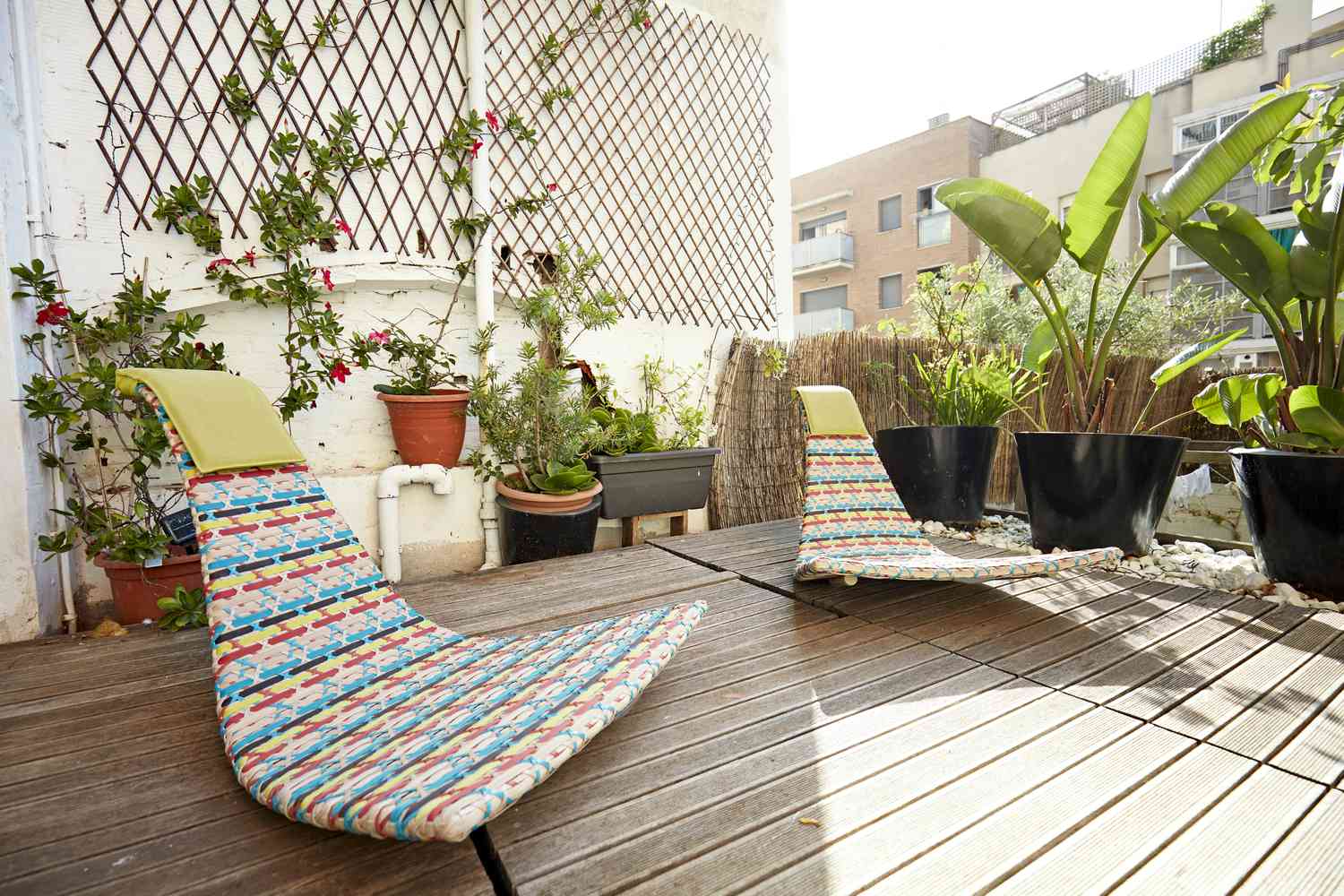 Urban Deck mit Pflanzen und Gitterwand