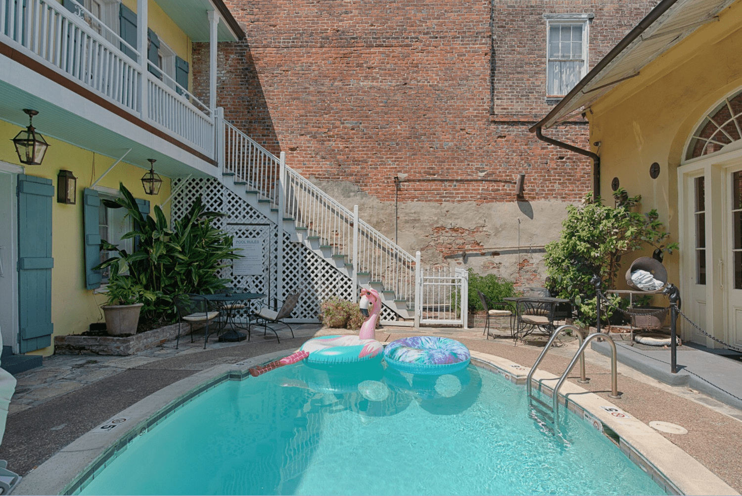 Innenhof, die einen Pool beschattet