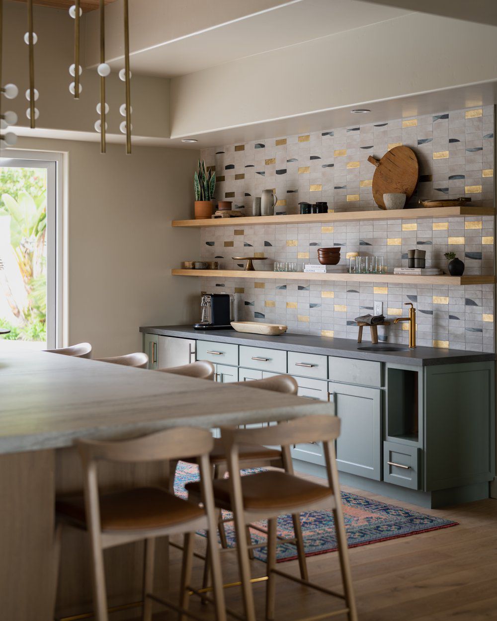 Beige Küche mit goldenen Statementfliesen im Backsplash