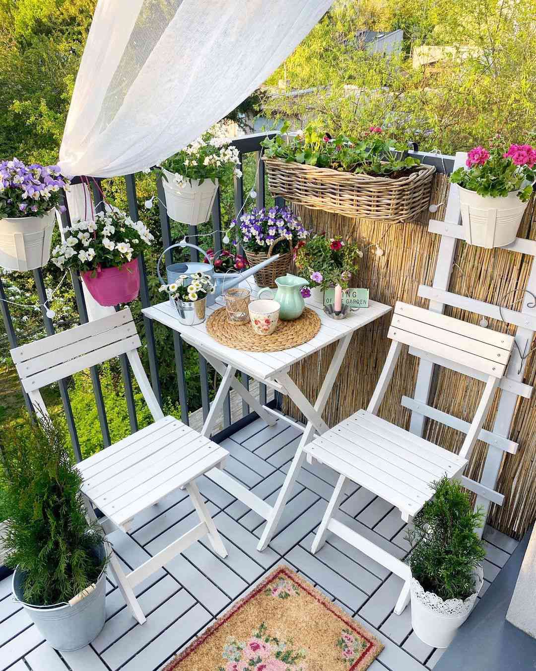 Blumenkästen auf Balkon