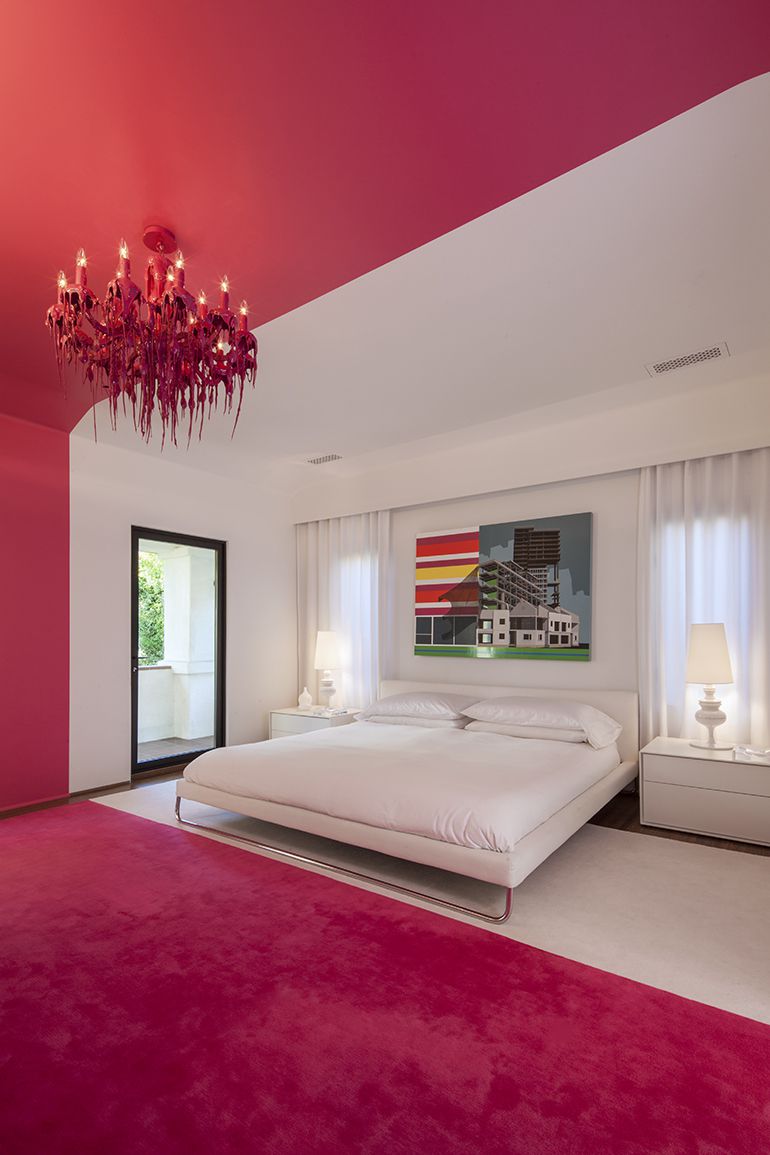 Dramatisches rotes Schlafzimmer