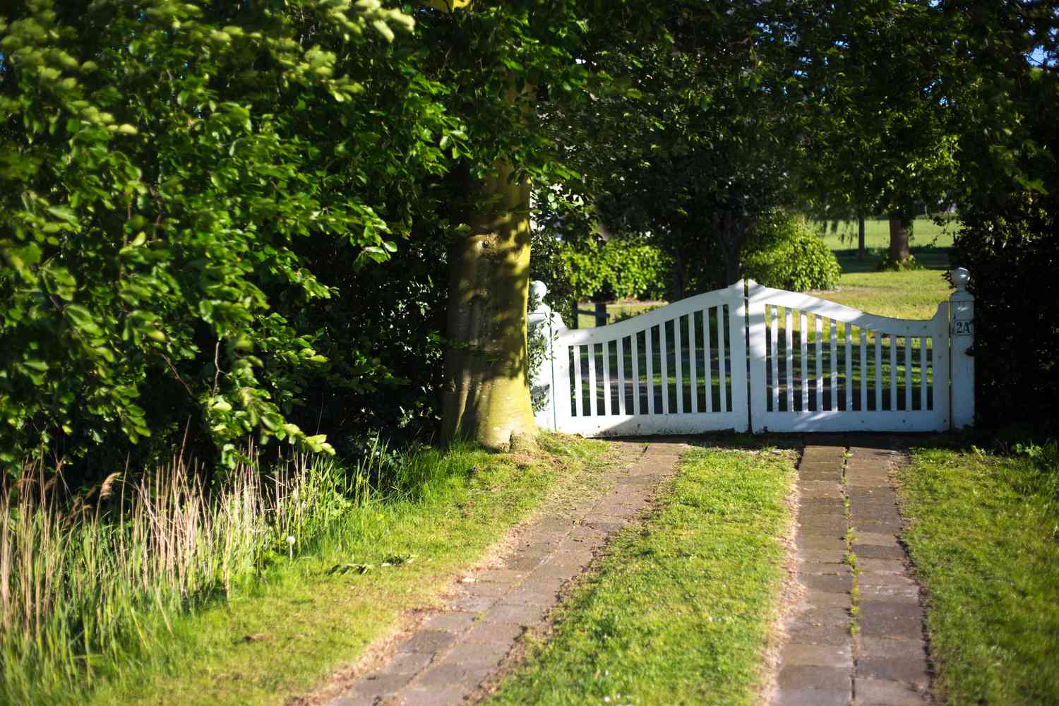 White Farmhouse Style Auffahrt Gate