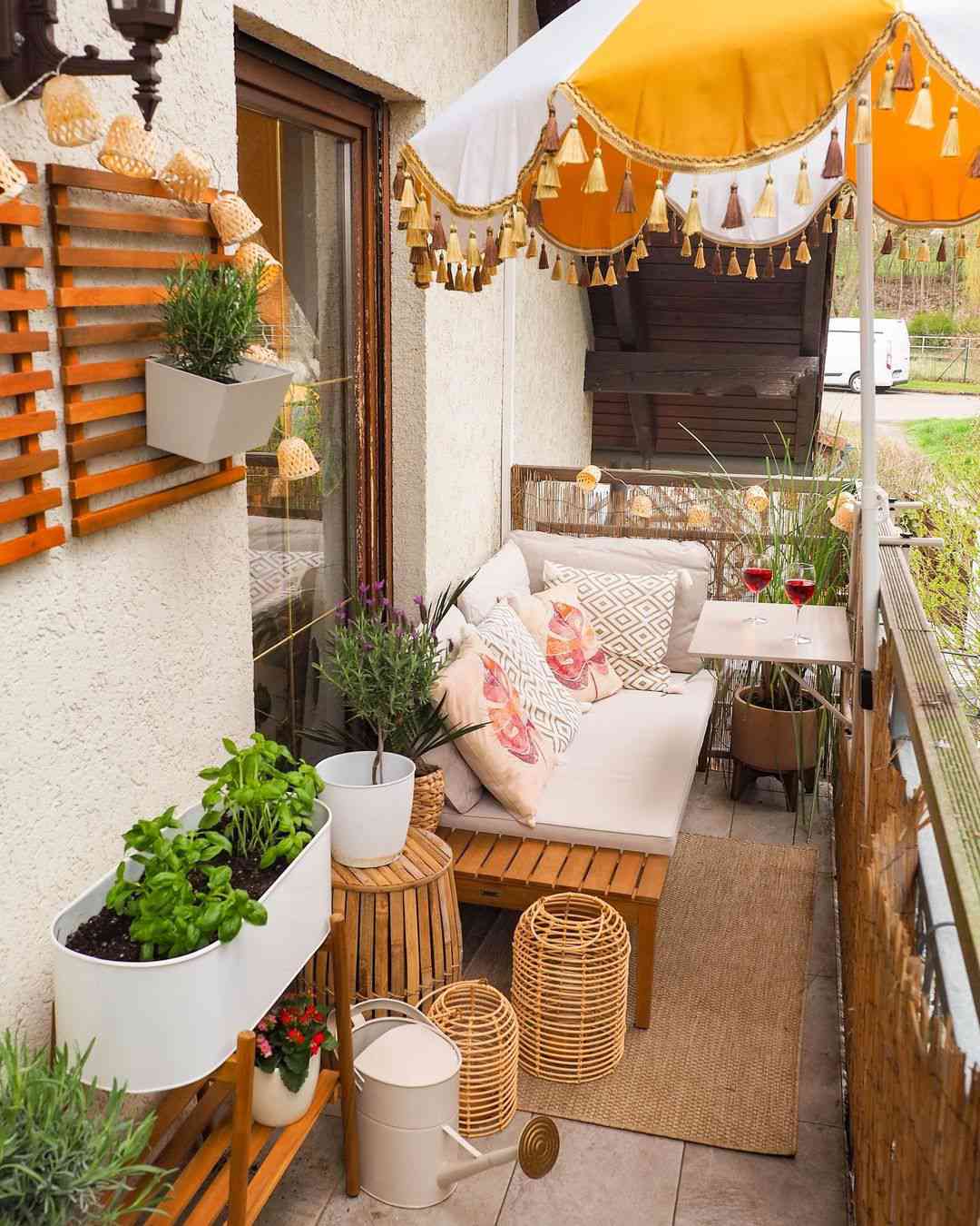 Regenschirm auf Balkon